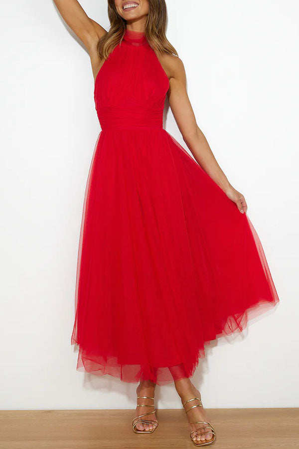 Vestido maxi con cuello halter y detalles fruncidos para un mira sofisticado