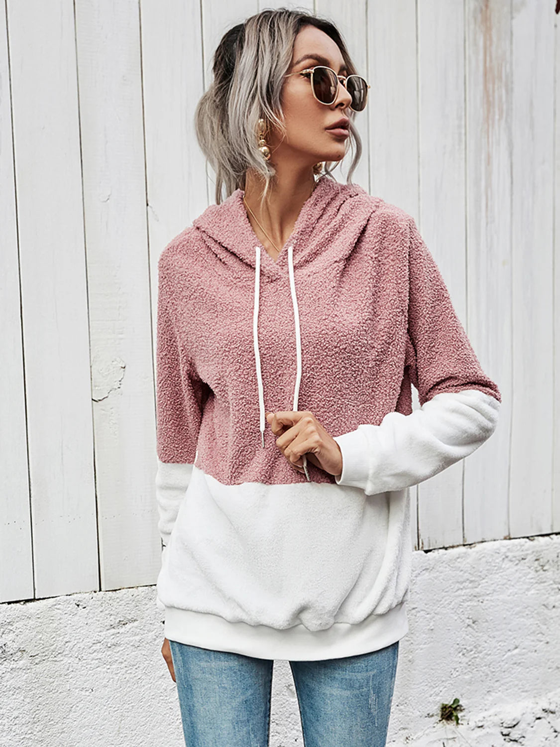 Sudadera con capucha de dos tonos con mangas largas y capucha