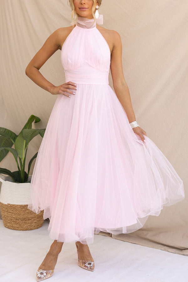 Vestido maxi con cuello halter y detalles fruncidos para un mira sofisticado