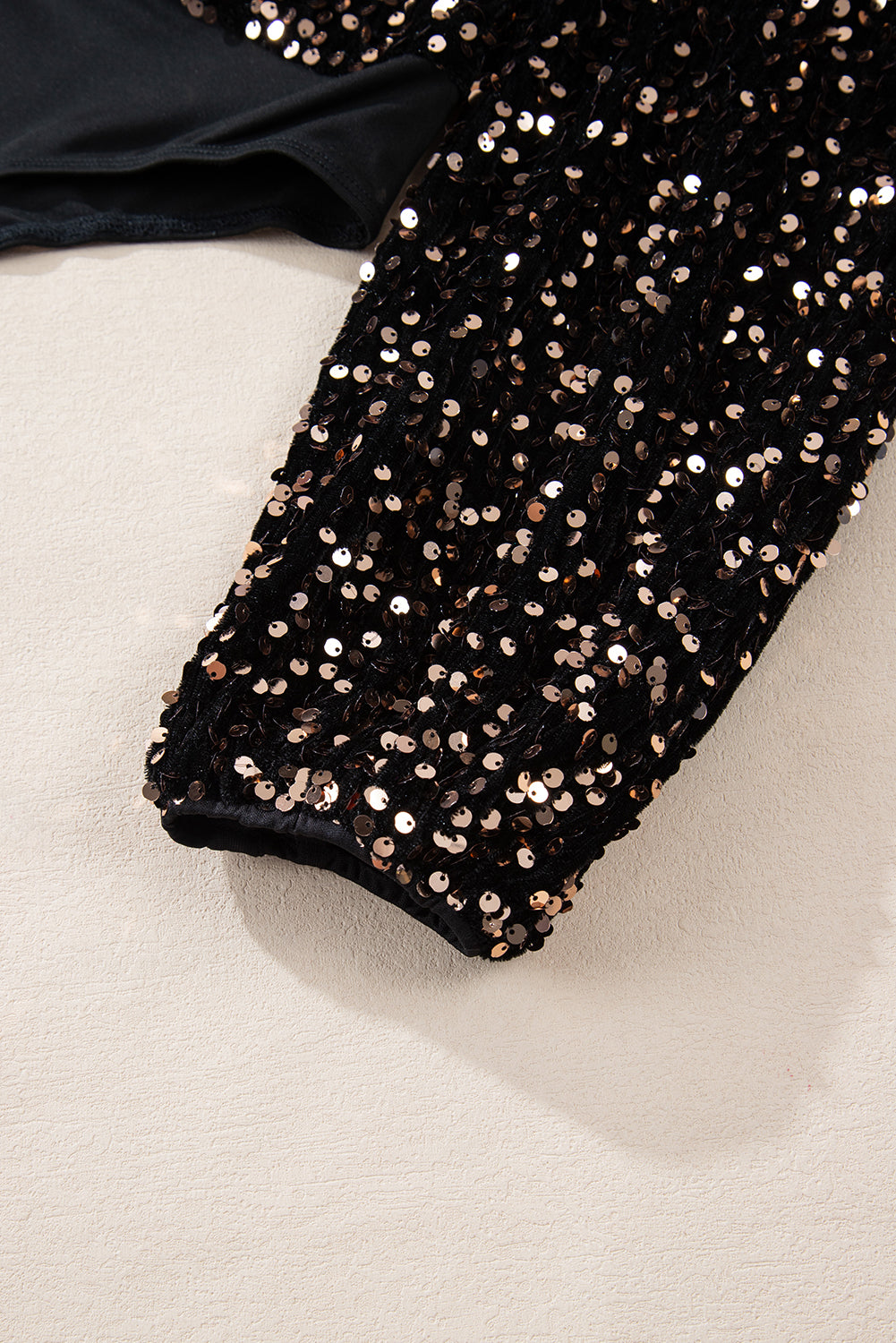 Body con escote en V profundo, detalles brillantes y mangas voluminosas