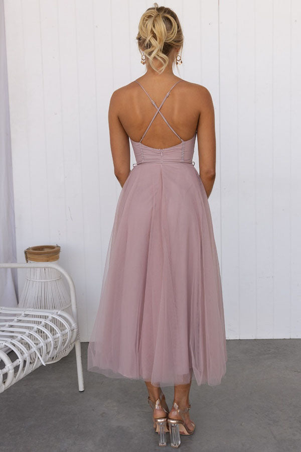 Vestido largo de fiesta con diseño sofisticado, tirantes y espalda descubierta