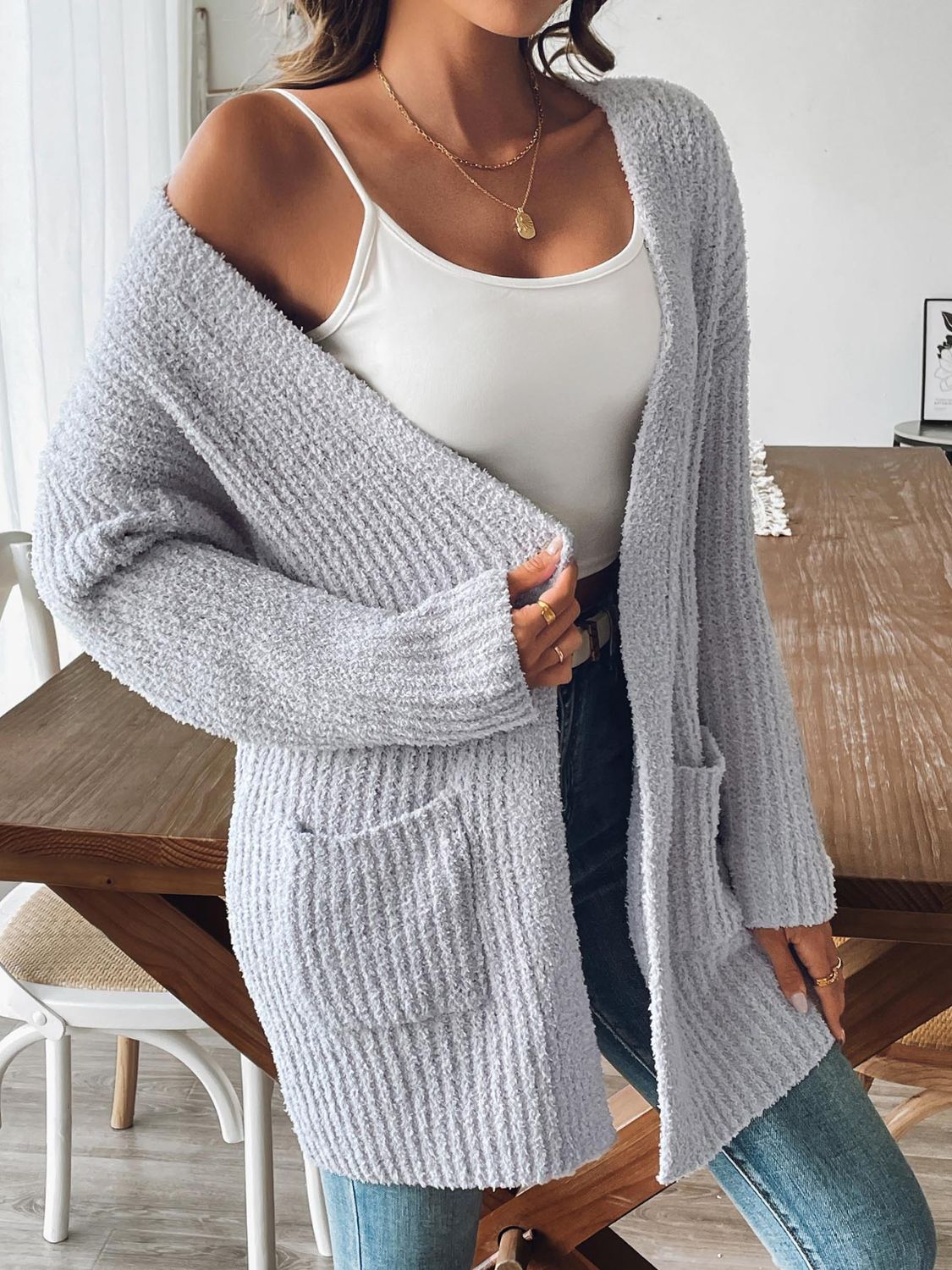 Un cárdigan abierto y cómodo con un diseño original para looks con estilo.