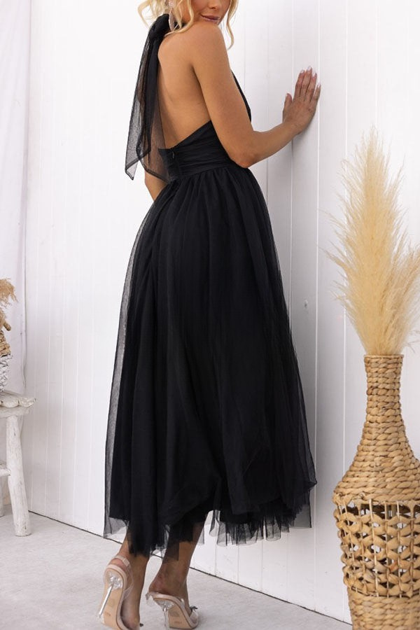 Vestido maxi con cuello halter y detalles fruncidos para un mira sofisticado