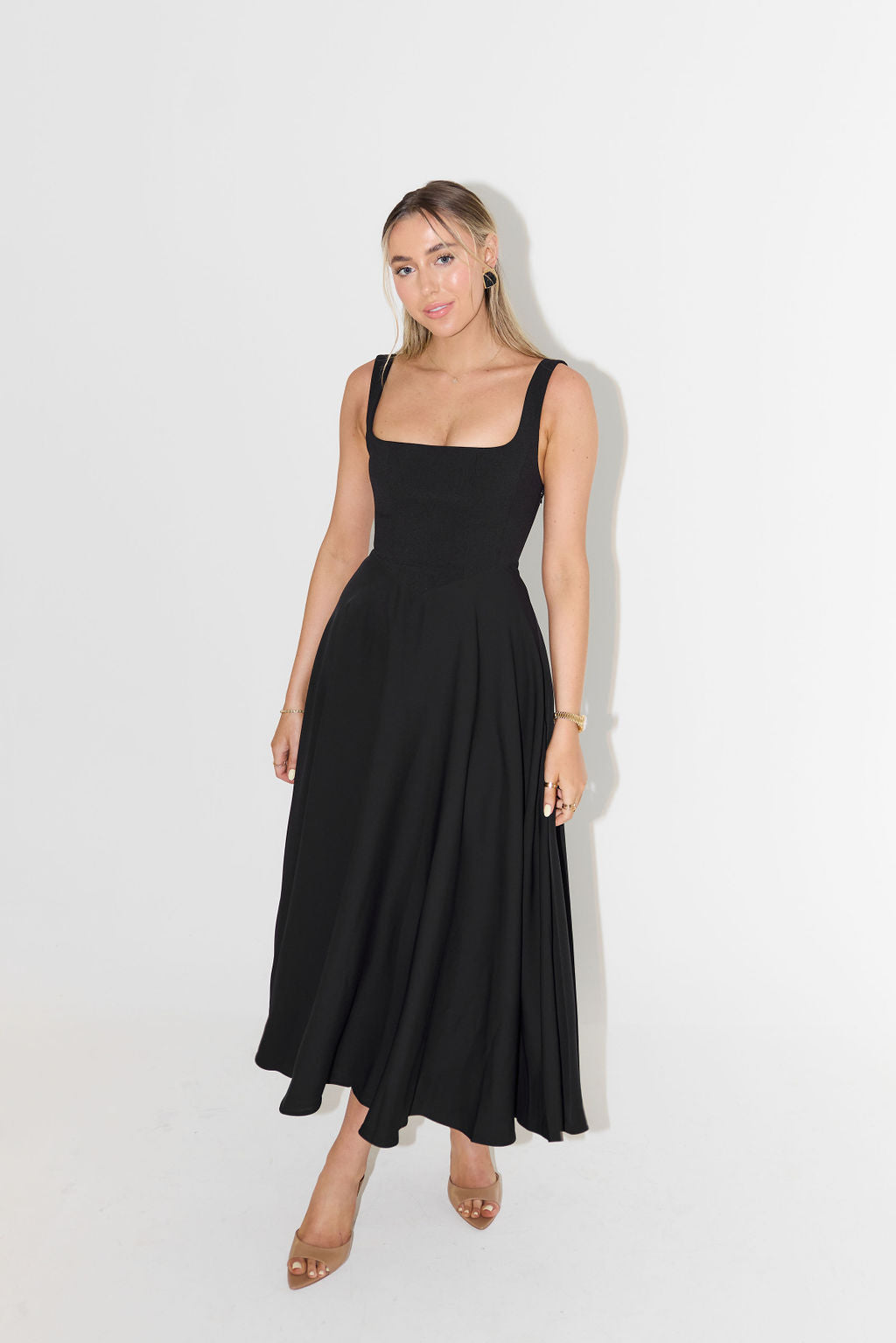 Vestido midi elegante para mujer con diseño sofisticado y versátil
