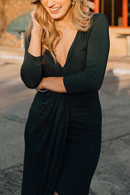 Vestido elegante de manga larga con escote en V y falda asimétrica para un estilo sofisticado