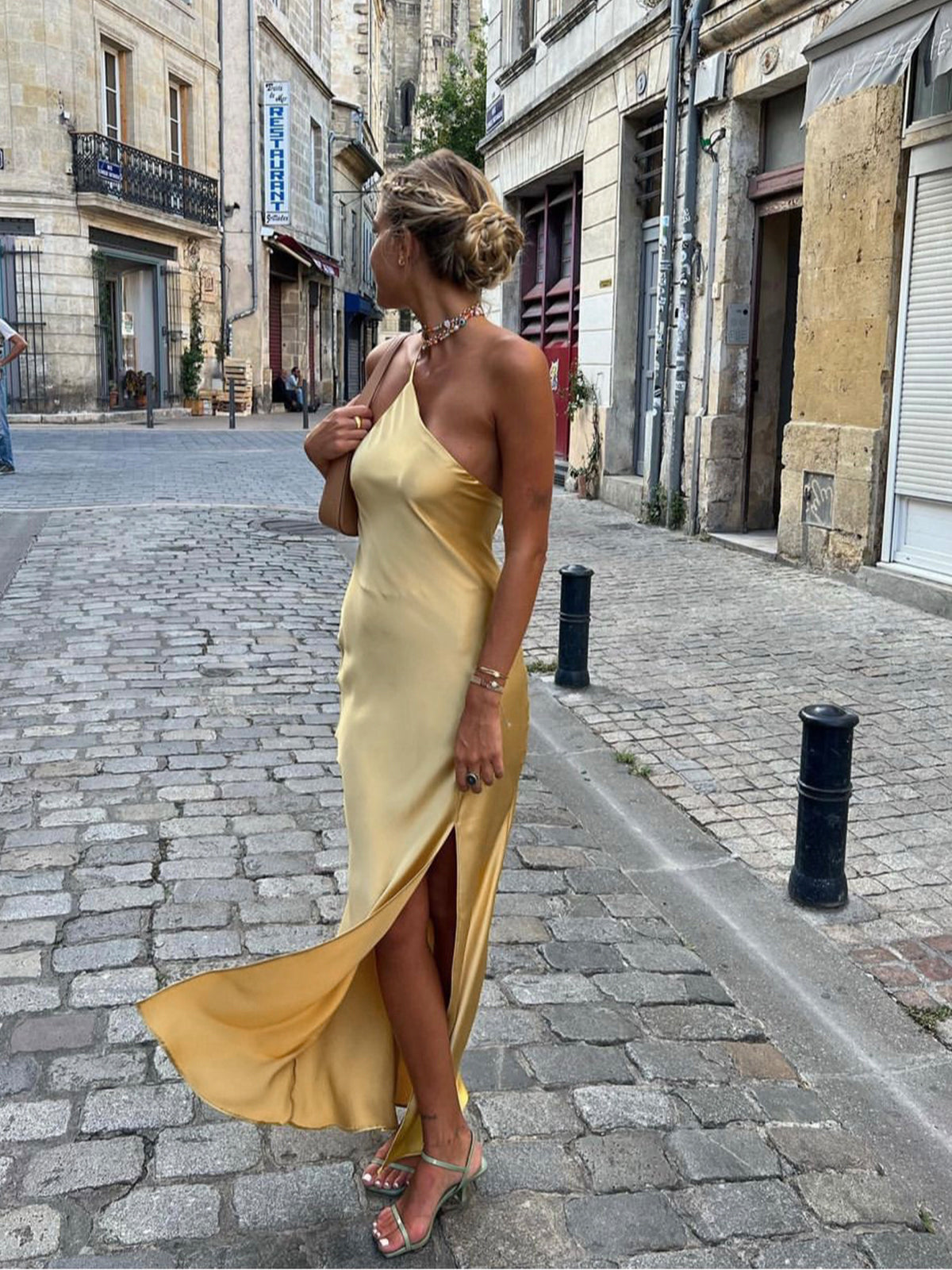 Vestido largo elegante con cuello halter y abertura alta
