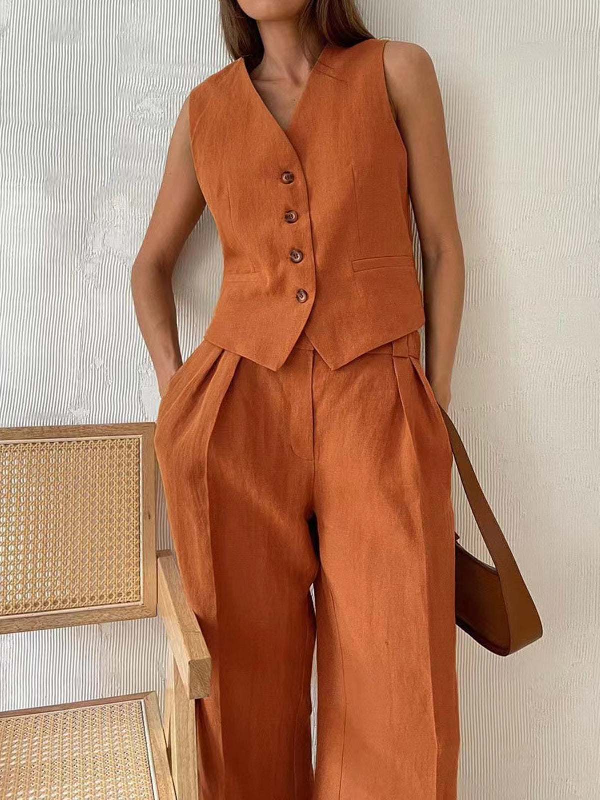 Conjunto elegante de verano con pantalón ancho y chaleco clásico con botones