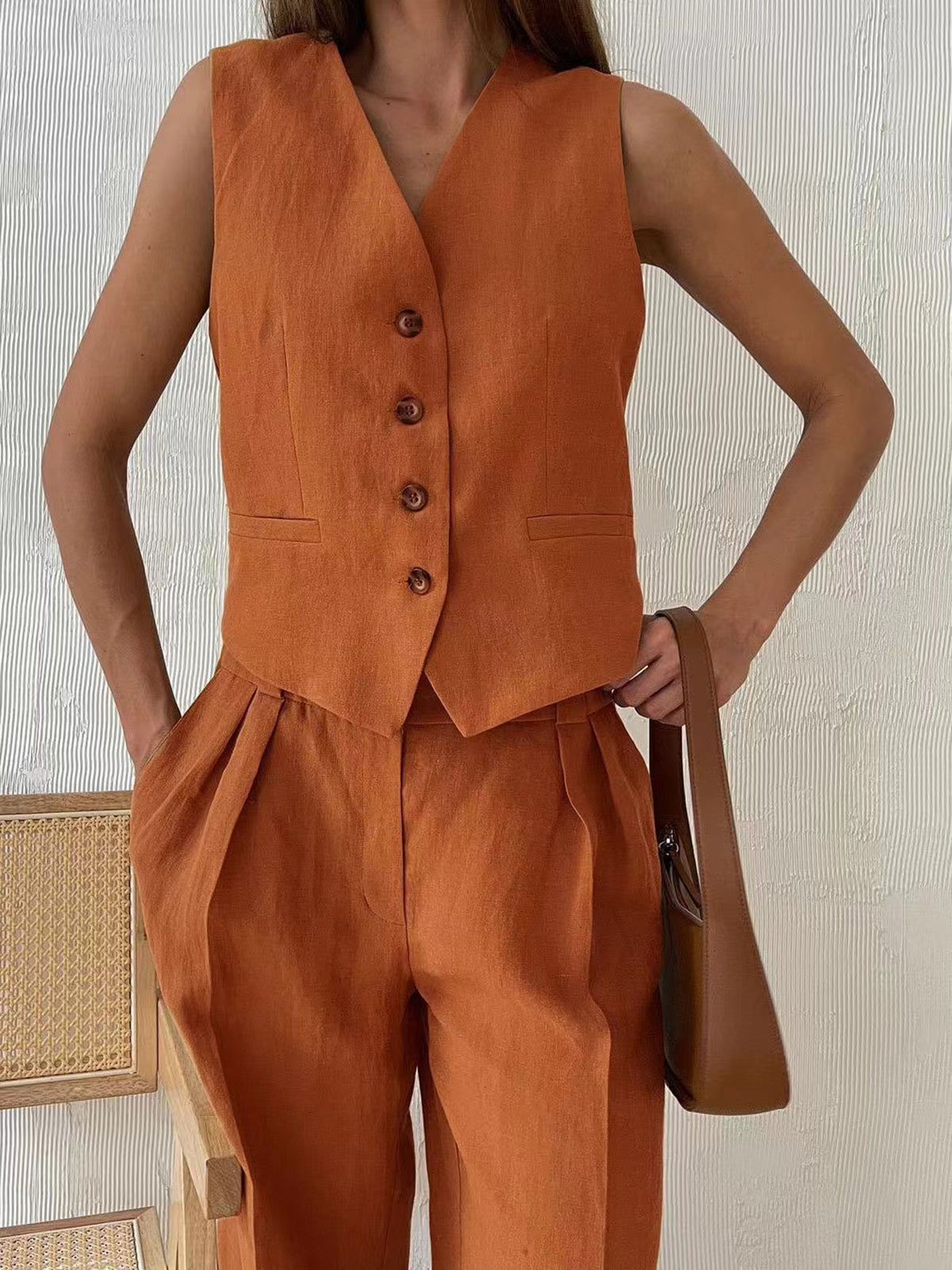 Conjunto elegante de verano con pantalón ancho y chaleco clásico con botones