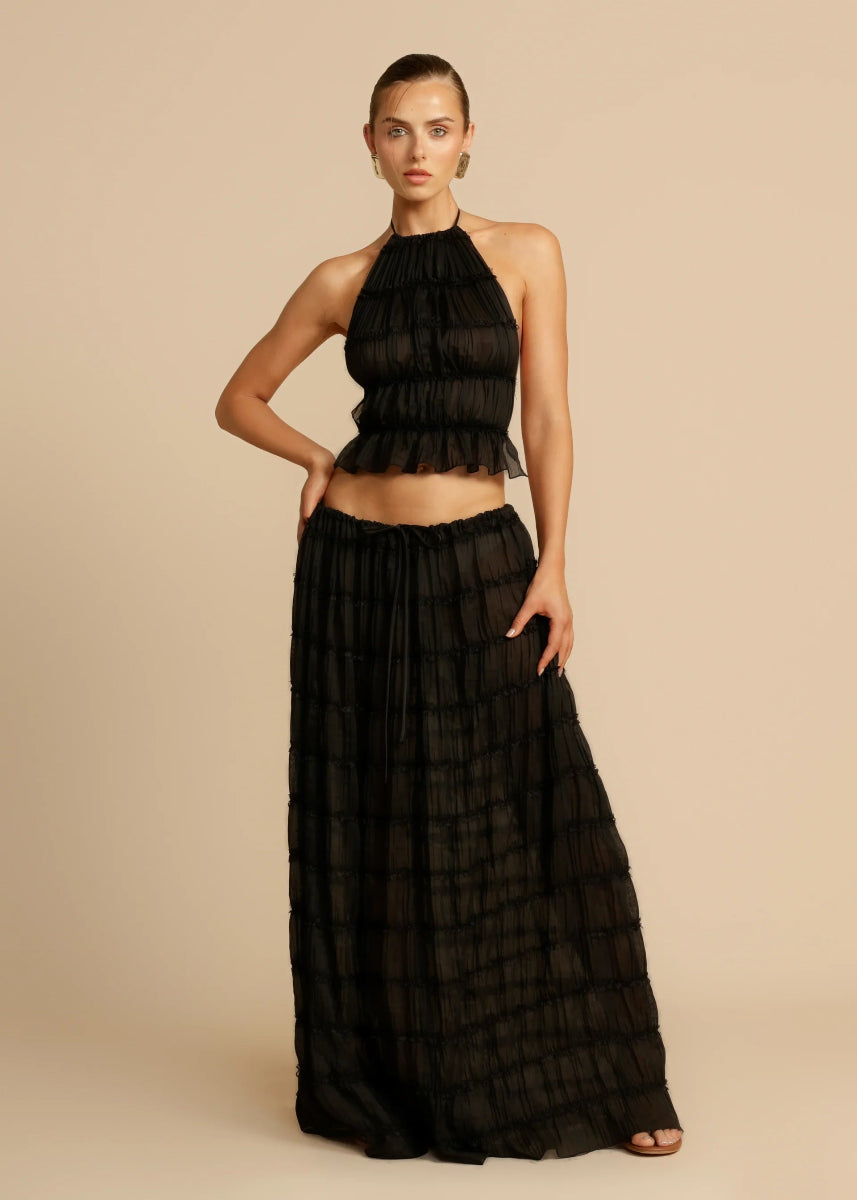 Conjunto veraniego ligero con top sin espalda y falda larga