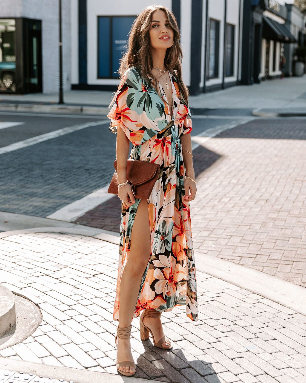 Vestido largo con escote en V, abertura lateral y mangas cortas amplias con estampado floral