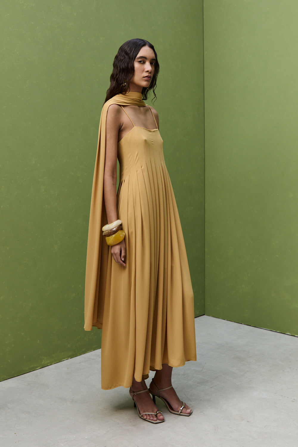Vestido largo con tirantes finos y pañuelo a juego