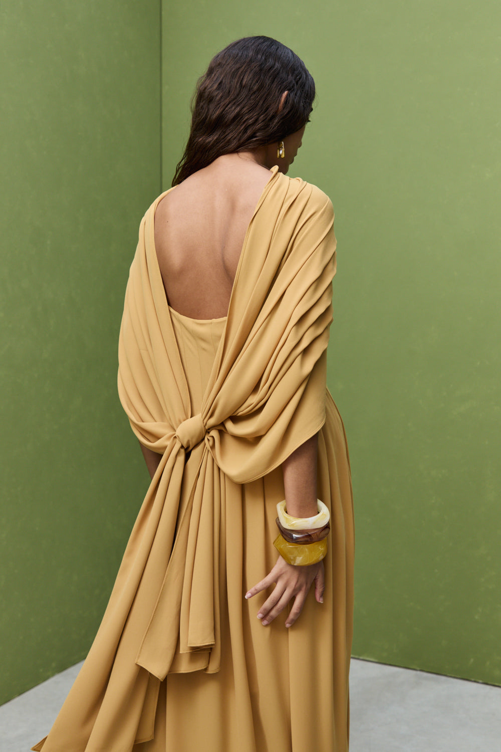 Vestido largo con tirantes finos y pañuelo a juego