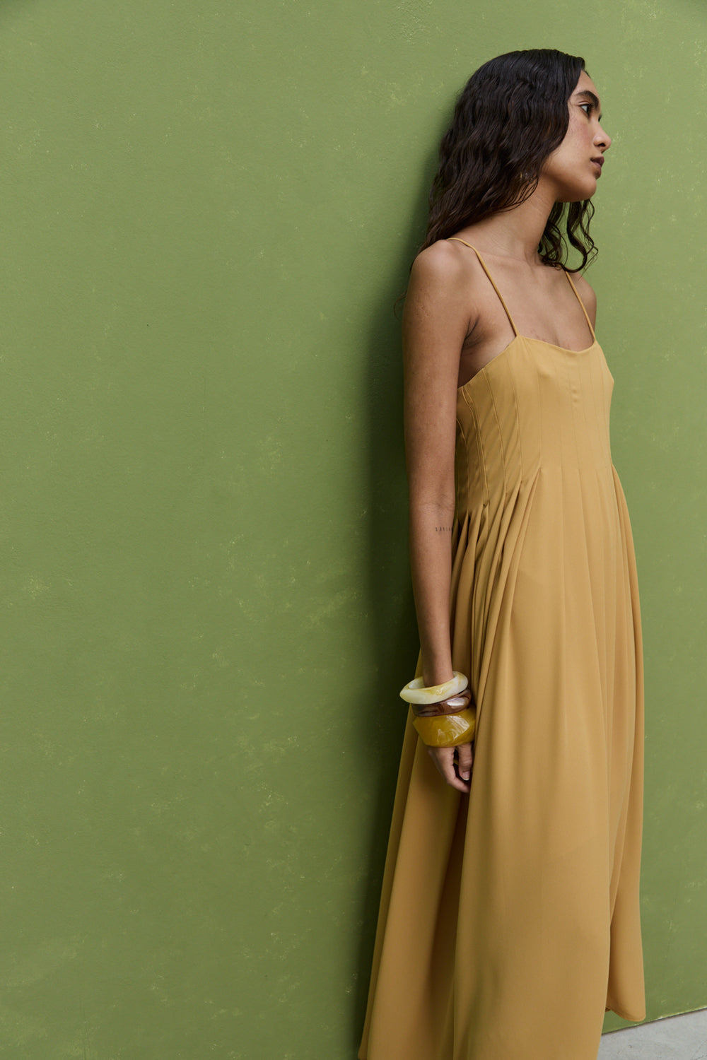 Vestido largo con tirantes finos y pañuelo a juego