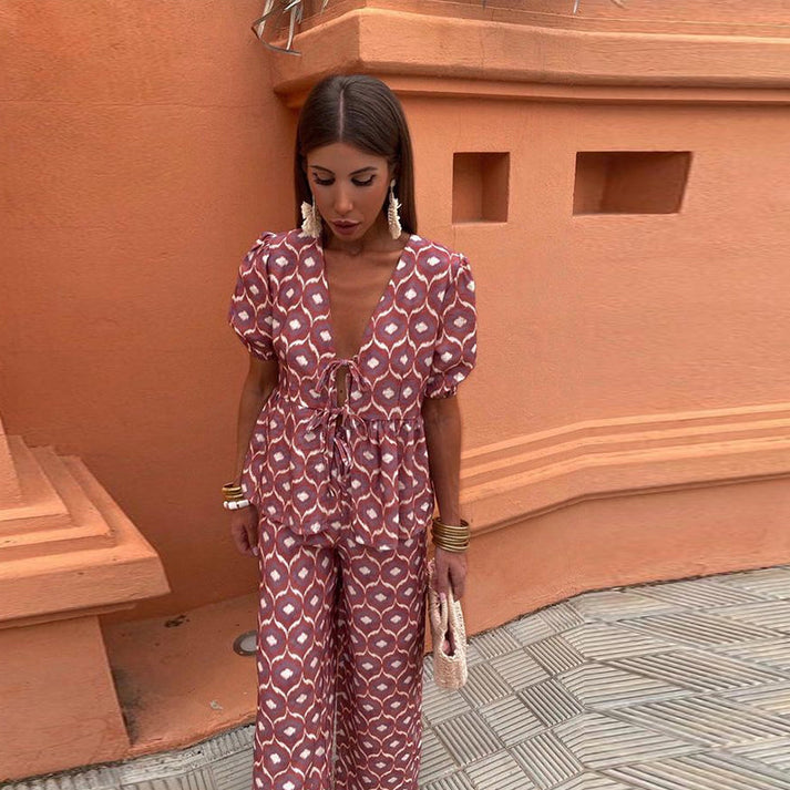 Conjunto moderno de dos piezas para mujer con diseño actual
