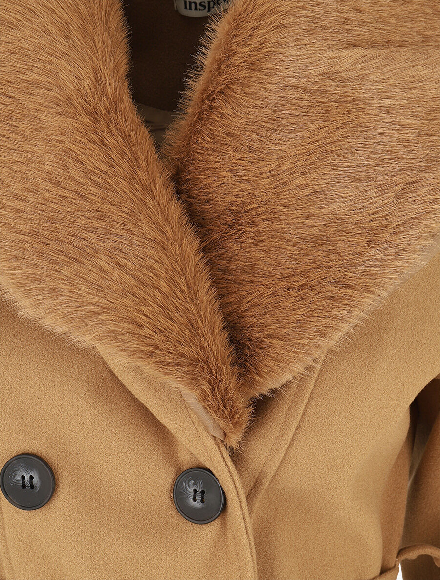 Abrigo monocromático para mujer con cuello elegante