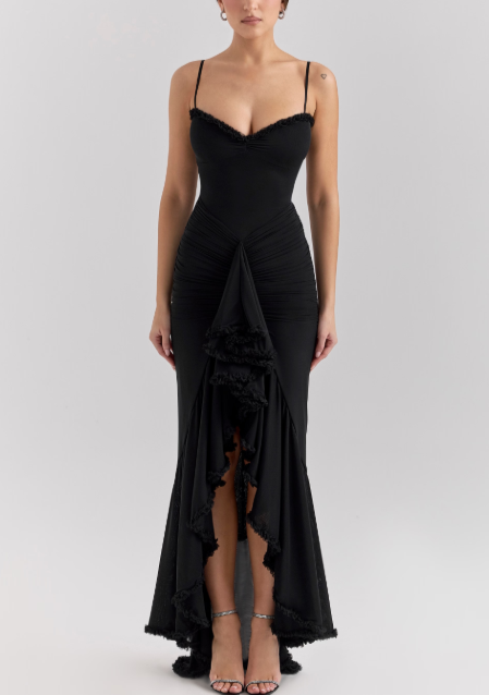 Vestido largo de noche con tirantes finos y falda asimétrica para un estilo sofisticado