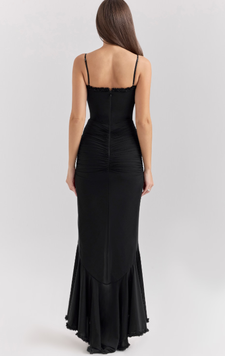 Vestido largo de noche con tirantes finos y falda asimétrica para un estilo sofisticado