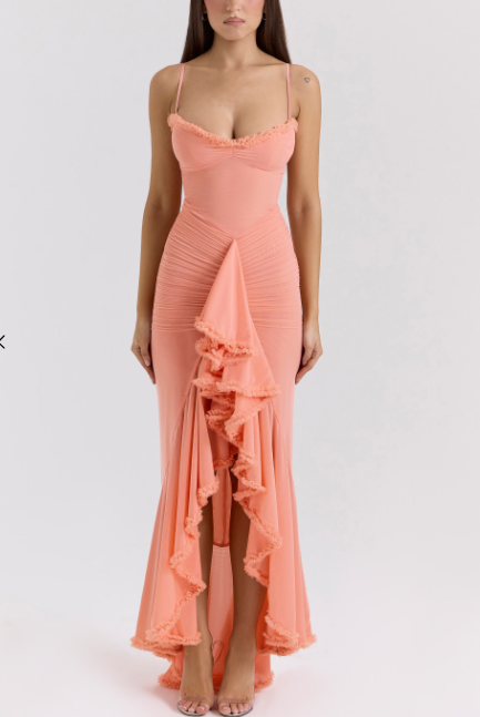 Vestido largo de noche con tirantes finos y falda asimétrica para un estilo sofisticado