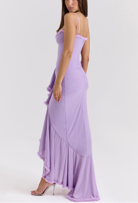 Vestido largo de noche con tirantes finos y falda asimétrica para un estilo sofisticado