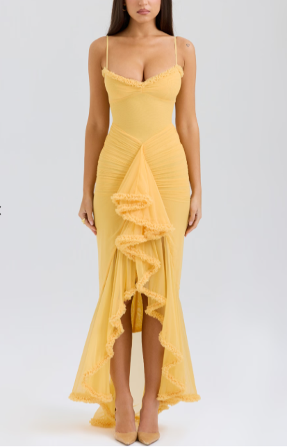 Vestido largo de noche con tirantes finos y falda asimétrica para un estilo sofisticado