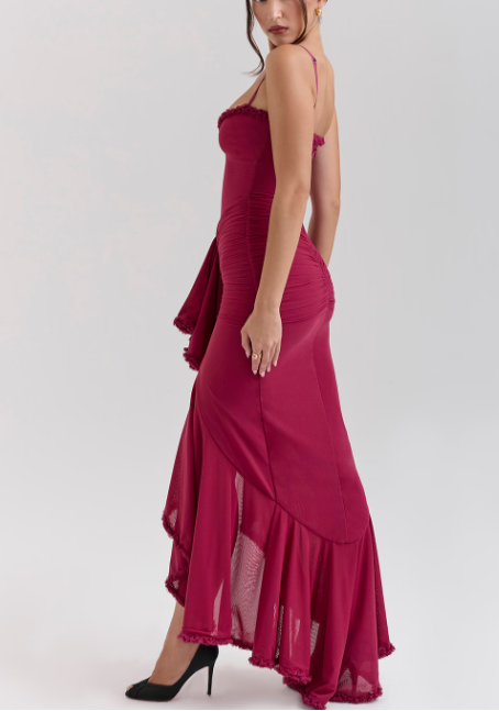 Vestido largo de noche con tirantes finos y falda asimétrica para un estilo sofisticado