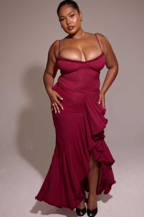 Vestido largo de noche con tirantes finos y falda asimétrica para un estilo sofisticado