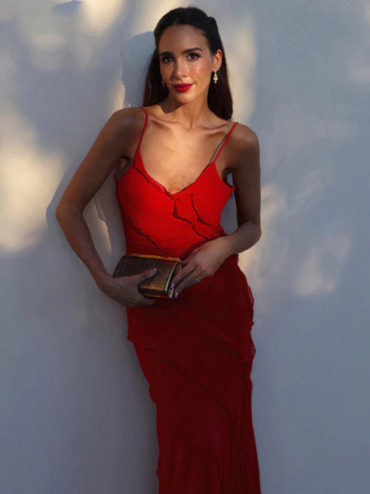 Vestido largo elegante con volantes y tirantes finos ideal para ocasiones especiales