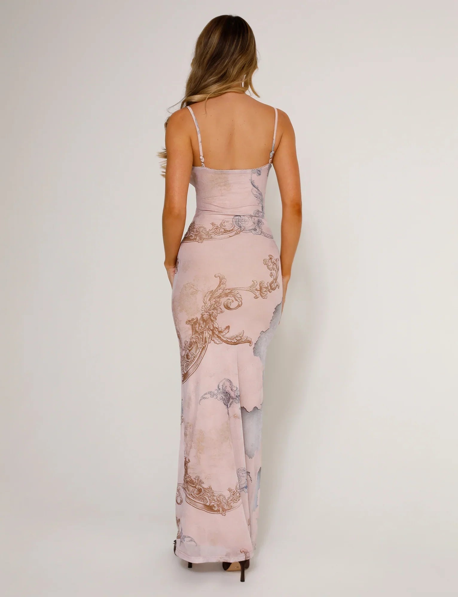Vestido largo con estampado elegante en los tirantes para un mira moderno