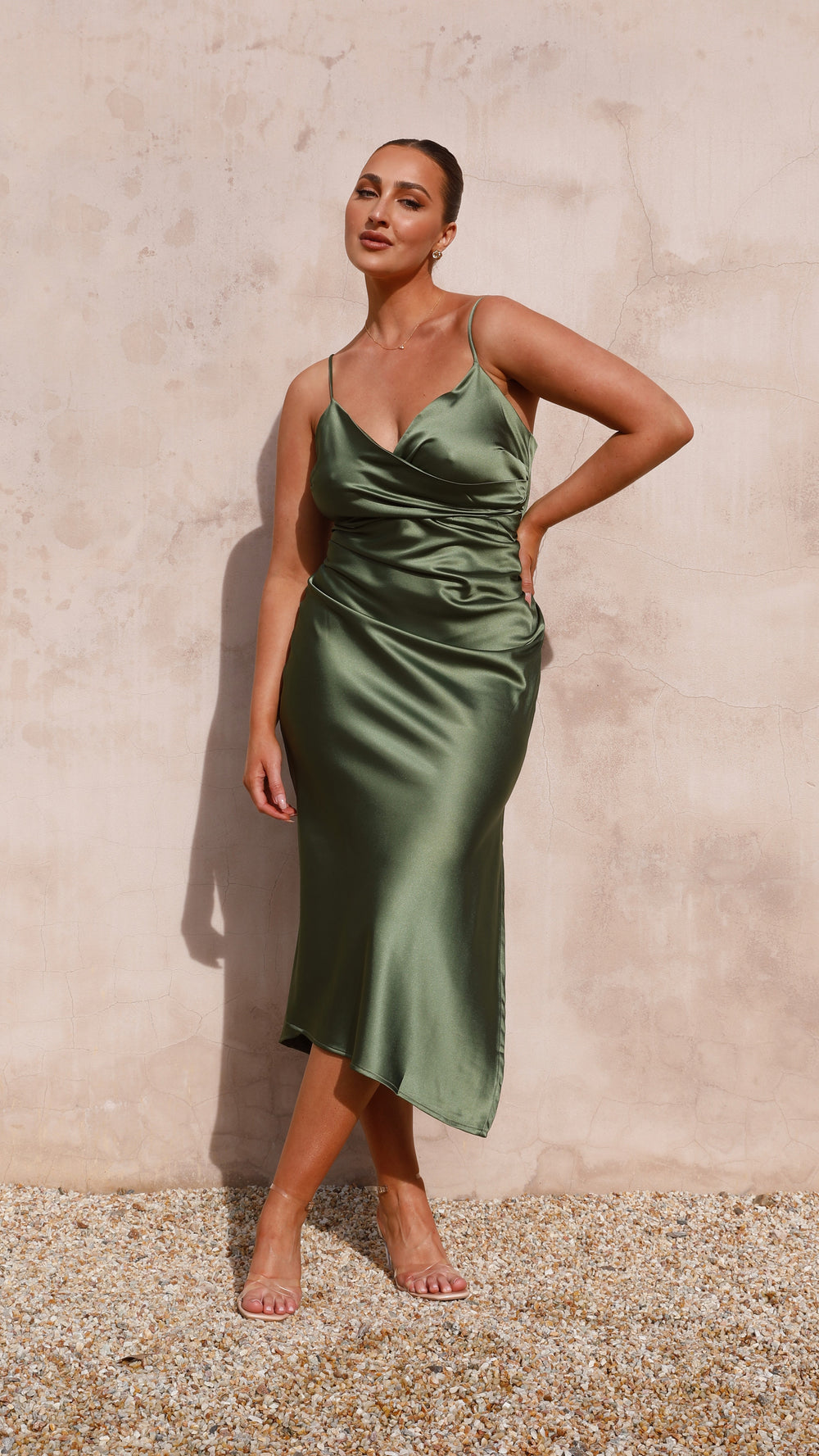 Vestido de noche midi con tirantes finos y diseño plisado elegante