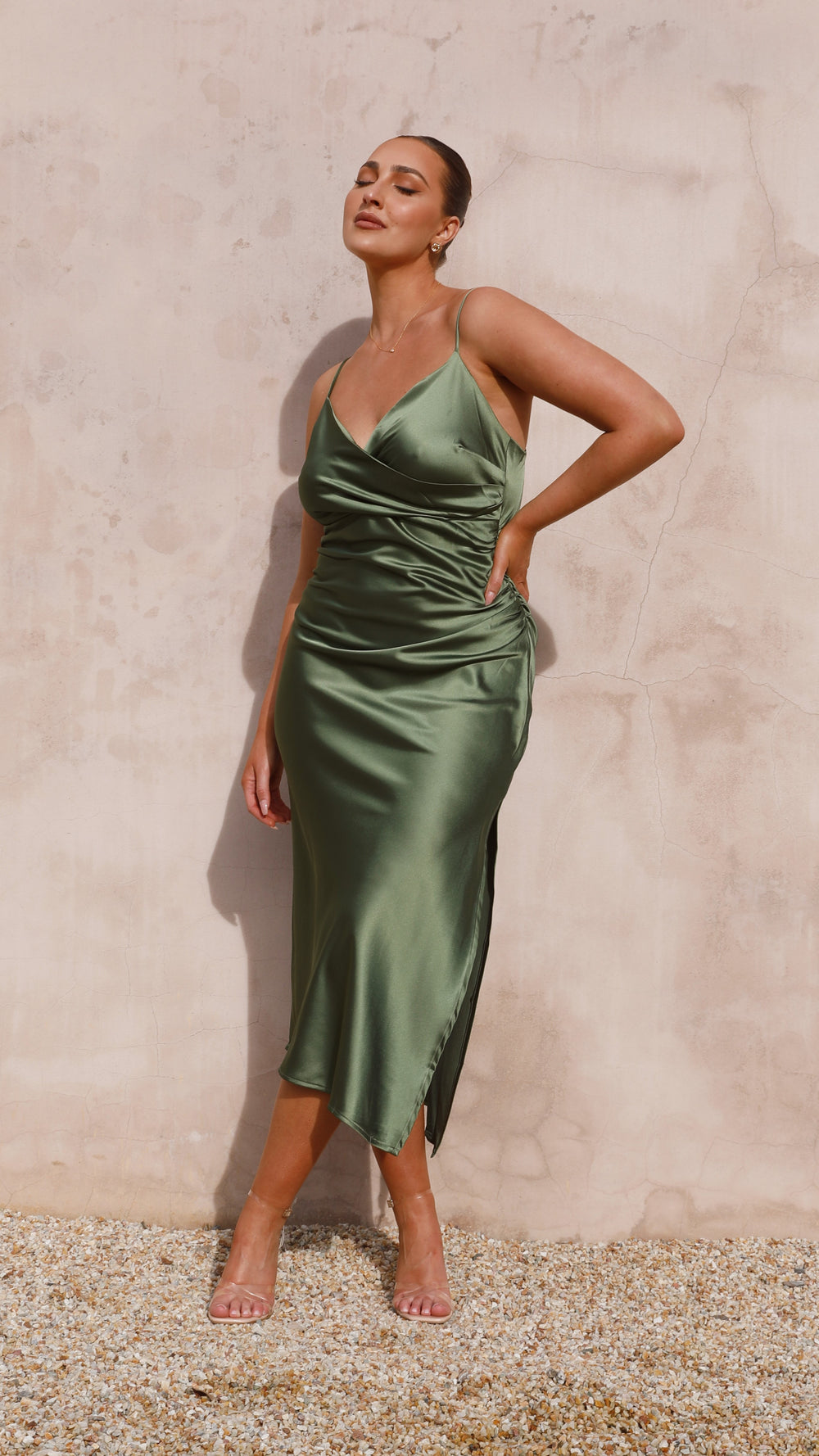 Vestido de noche midi con tirantes finos y diseño plisado elegante