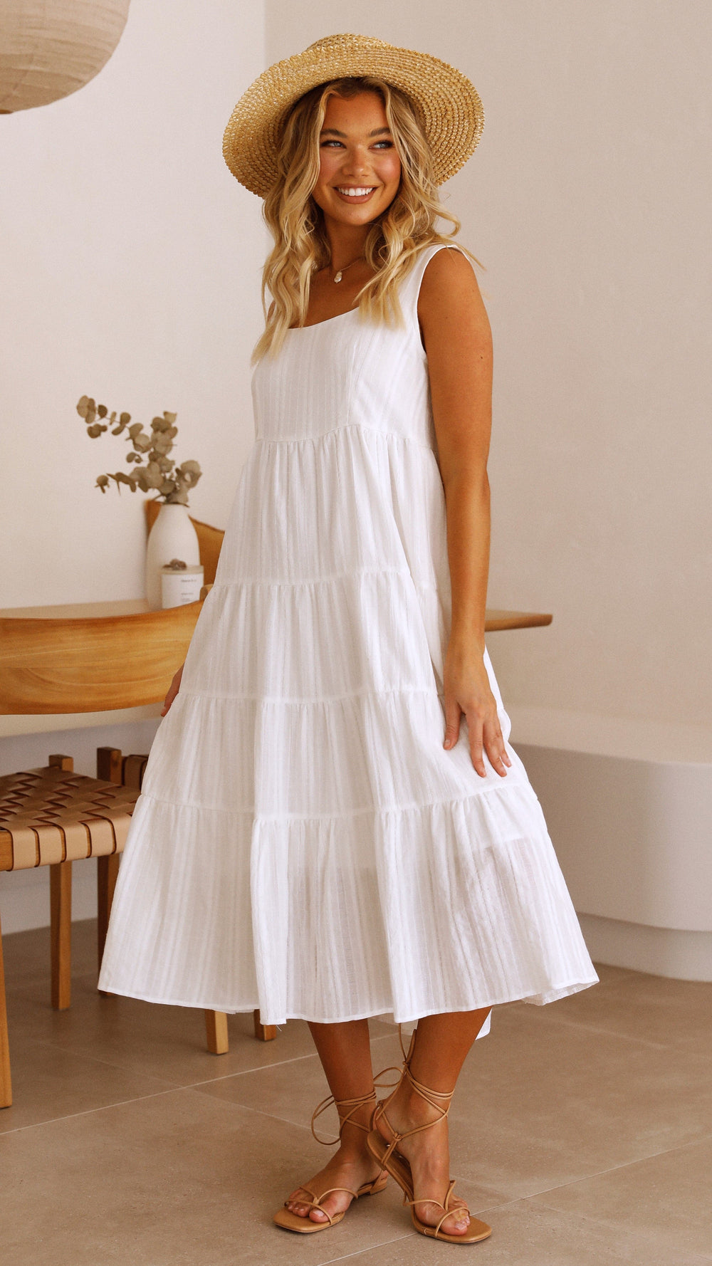 Vestido midi moderno y ligero con tirantes anchos y diseño elegante