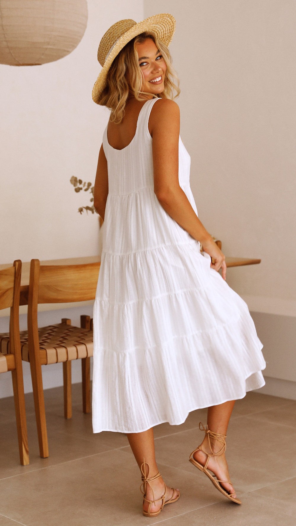 Vestido midi moderno y ligero con tirantes anchos y diseño elegante