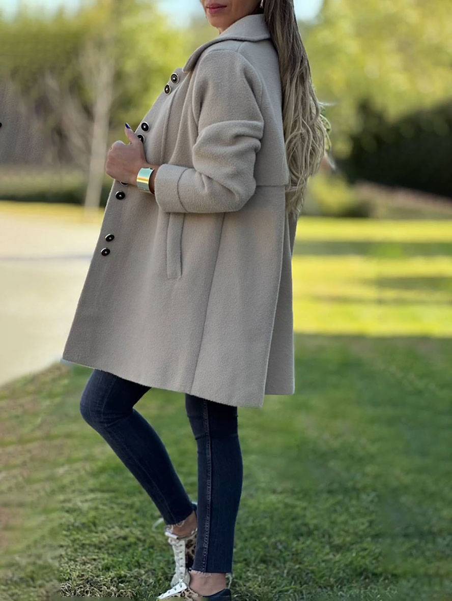 Abrigo elegante de mujer con cierre de botones, bolsillos y cuello de solapa