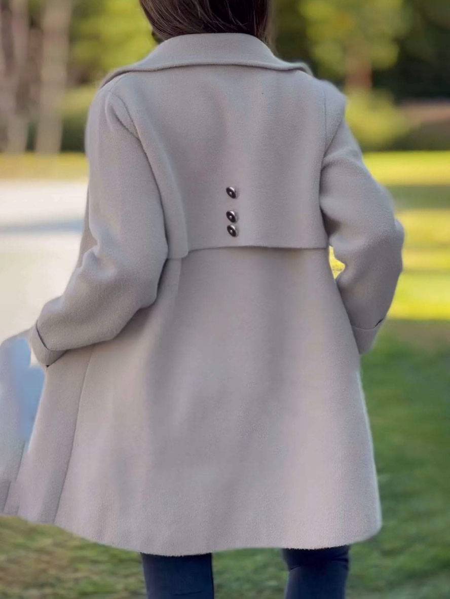 Abrigo elegante de mujer con cierre de botones, bolsillos y cuello de solapa