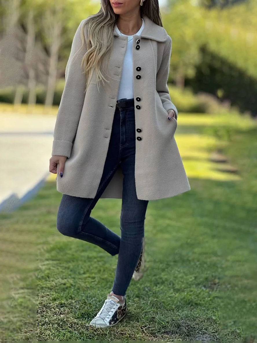 Abrigo elegante de mujer con cierre de botones, bolsillos y cuello de solapa