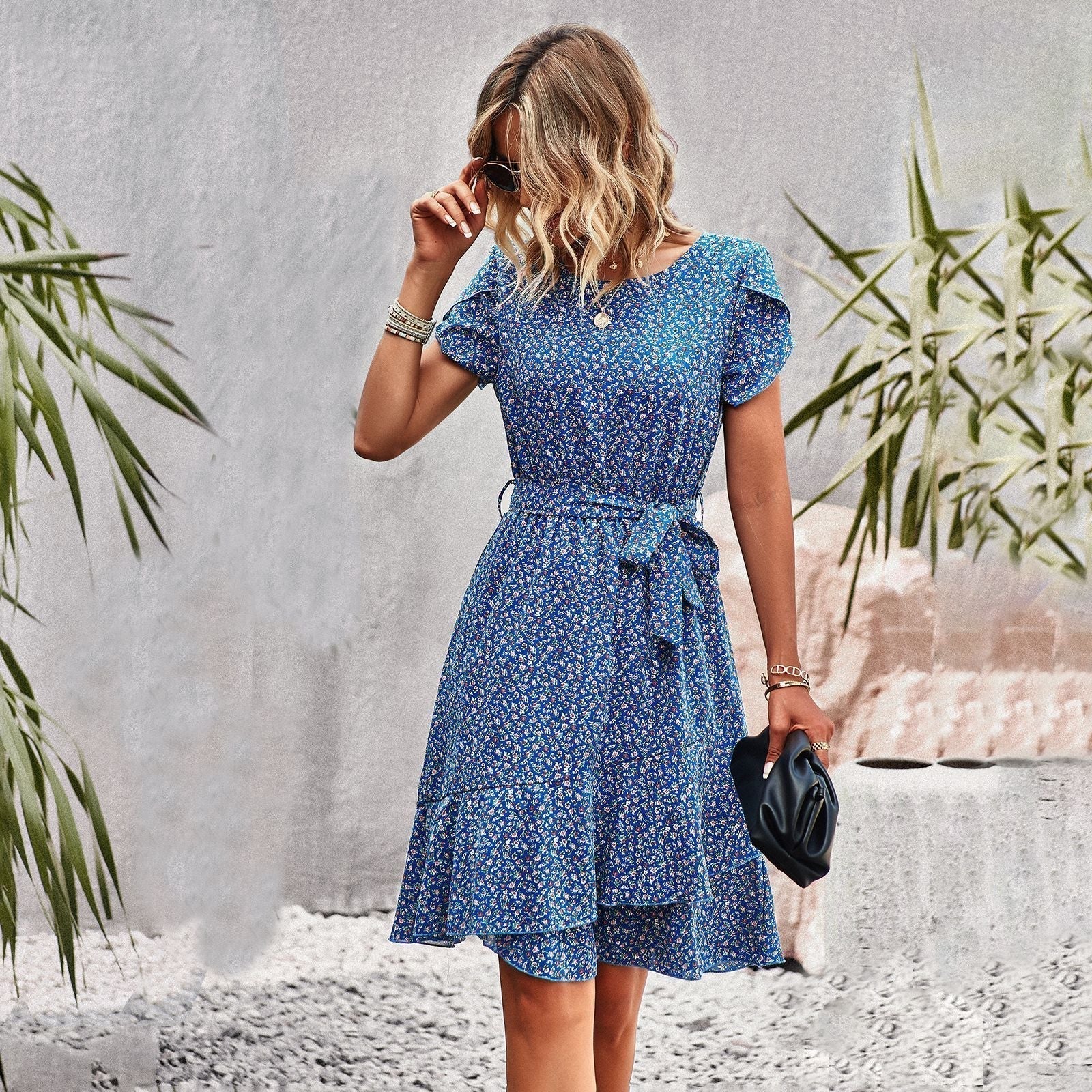 Vestido ligero de verano con estampado floral y cinturón para un mira fresco