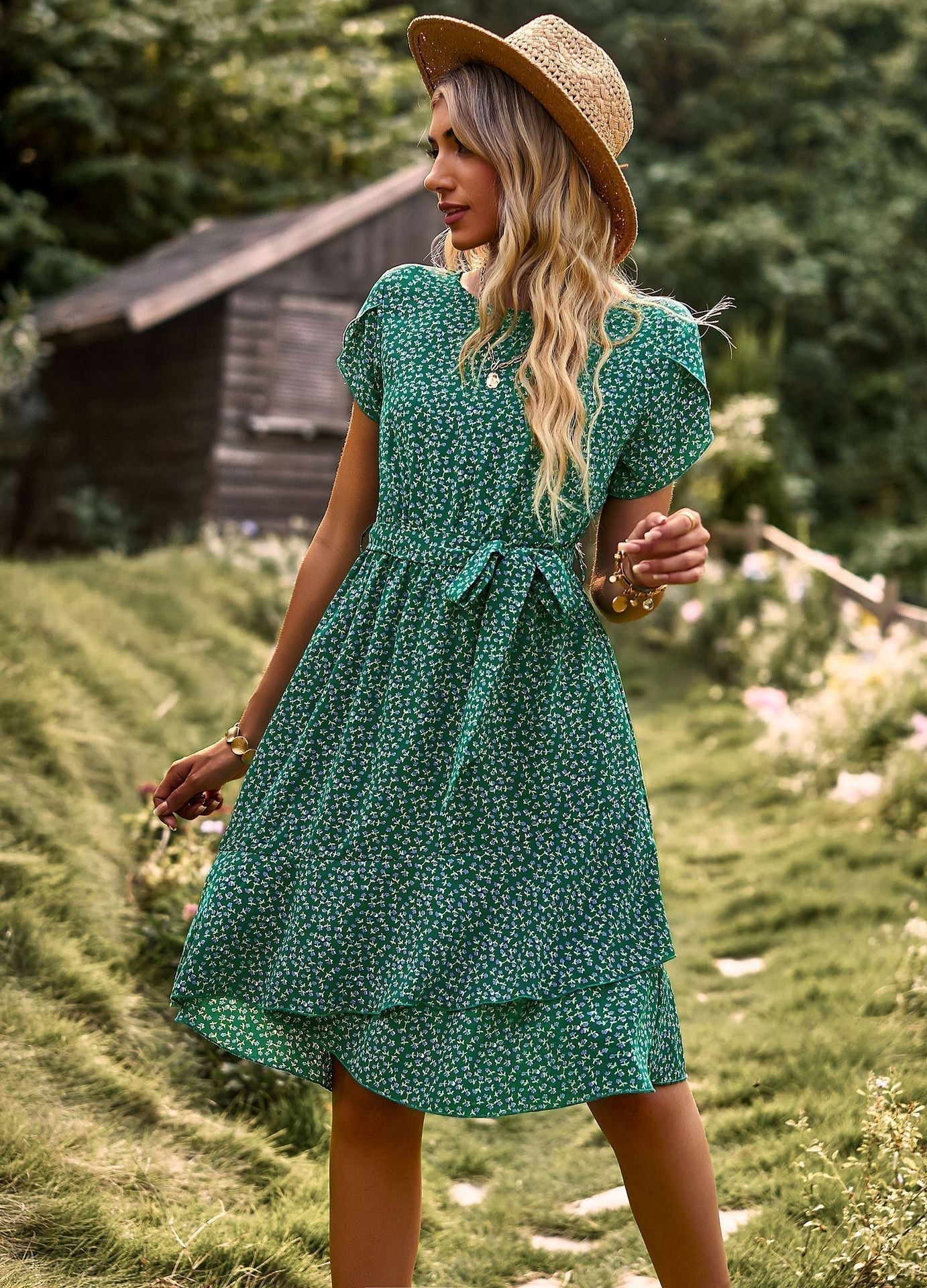 Vestido ligero de verano con estampado floral y cinturón para un mira fresco