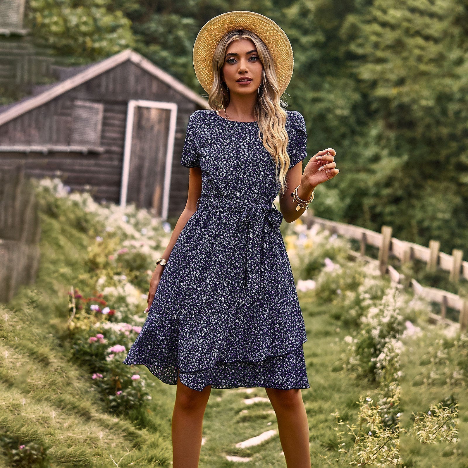 Vestido ligero de verano con estampado floral y cinturón para un mira fresco