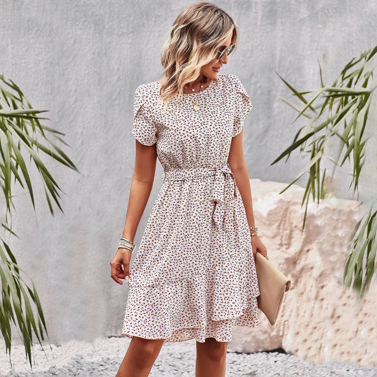 Vestido ligero de verano con estampado floral y cinturón para un mira fresco