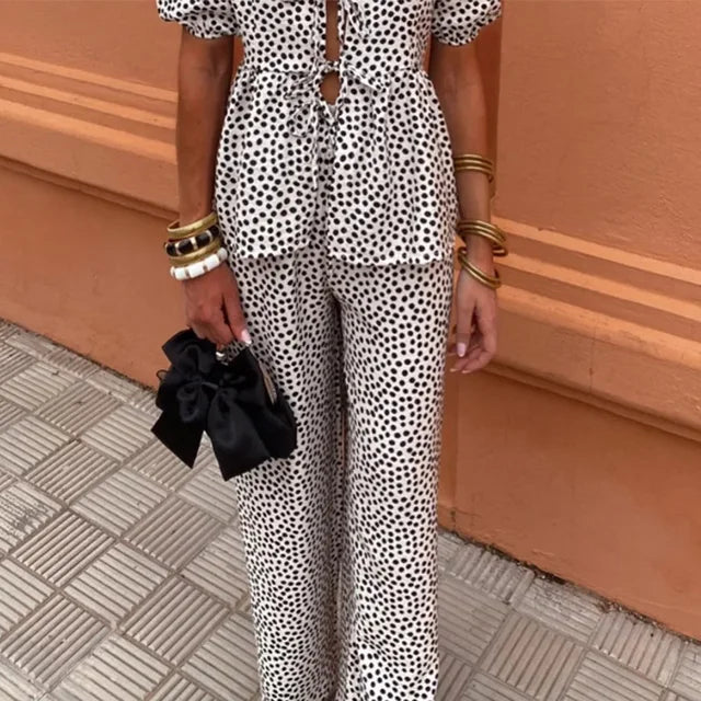 Conjunto moderno de dos piezas para mujer con diseño actual