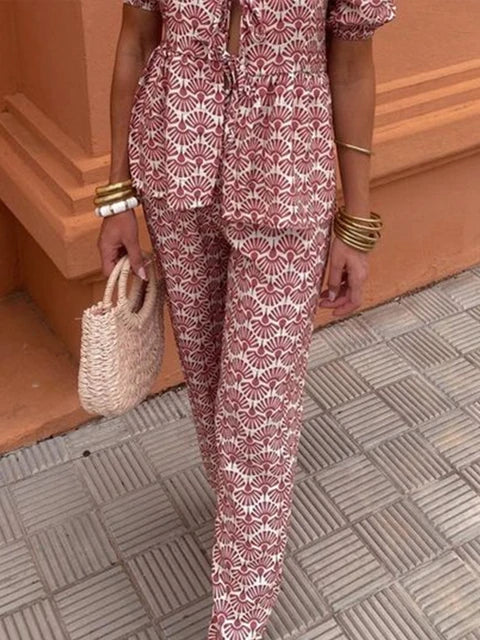 Conjunto moderno de dos piezas para mujer con diseño actual