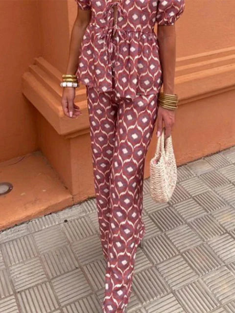 Conjunto moderno de dos piezas para mujer con diseño actual