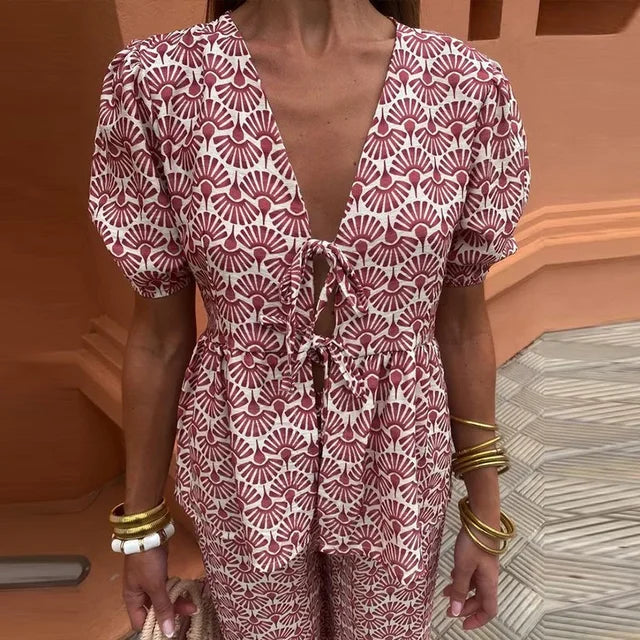 Conjunto moderno de dos piezas para mujer con diseño actual