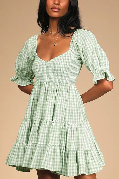 Vestido estilo babydoll con diseño de cuadros y detalle fruncido ideal para un mira casual y femenino