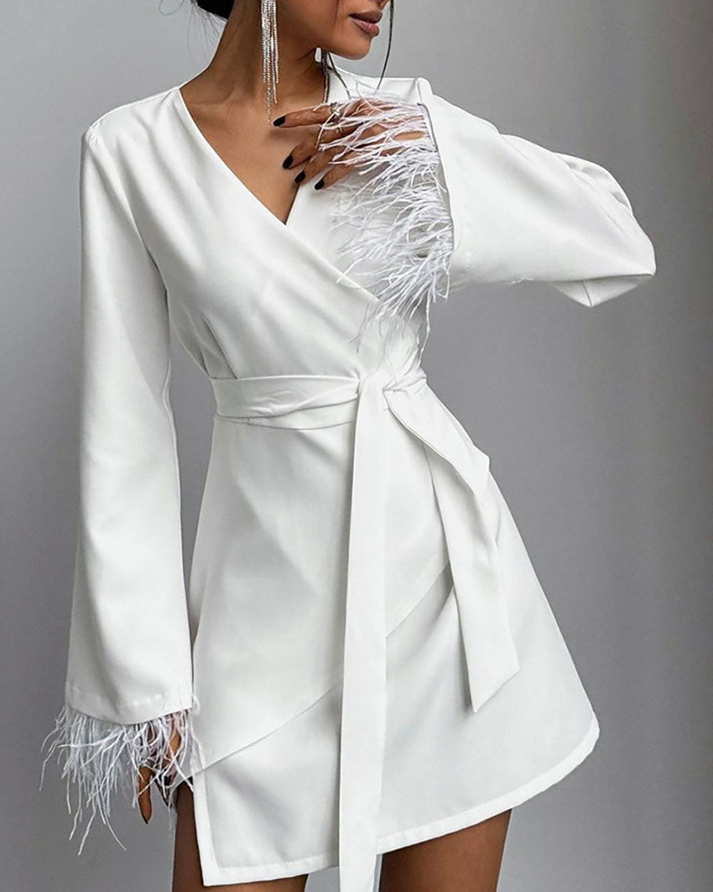 Vestido corto con mangas largas, lazo ajustable y detalles elegantes de plumas