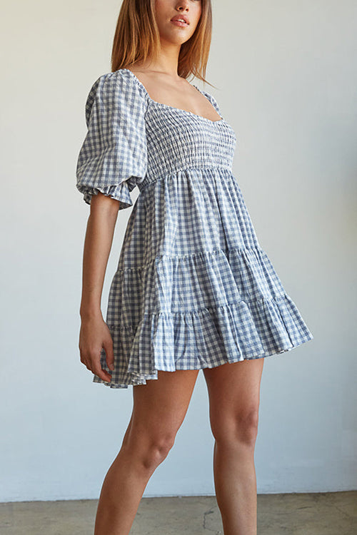 Vestido estilo babydoll con diseño de cuadros y detalle fruncido ideal para un mira casual y femenino