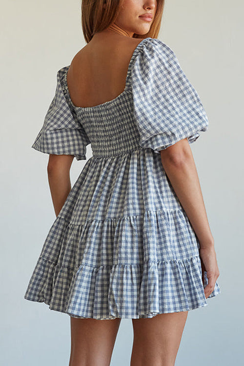 Vestido estilo babydoll con diseño de cuadros y detalle fruncido ideal para un mira casual y femenino