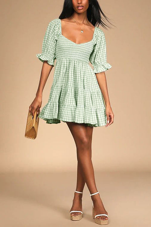 Vestido estilo babydoll con diseño de cuadros y detalle fruncido ideal para un mira casual y femenino