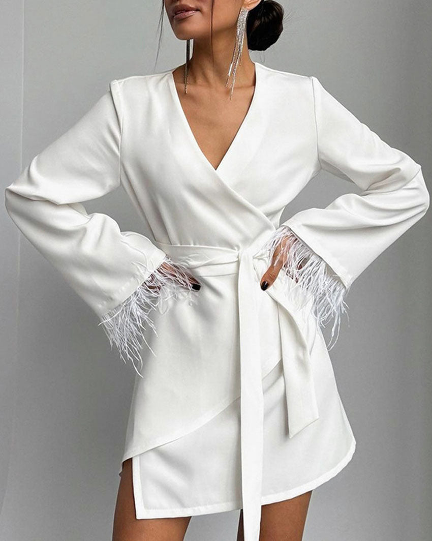 Vestido corto con mangas largas, lazo ajustable y detalles elegantes de plumas