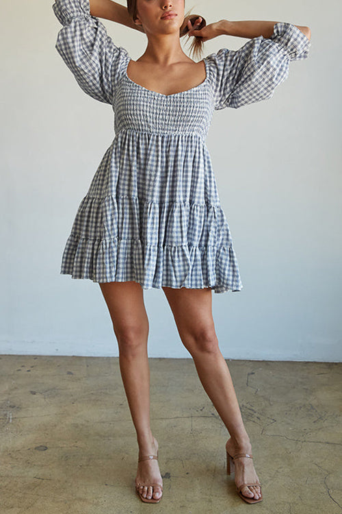 Vestido estilo babydoll con diseño de cuadros y detalle fruncido ideal para un mira casual y femenino
